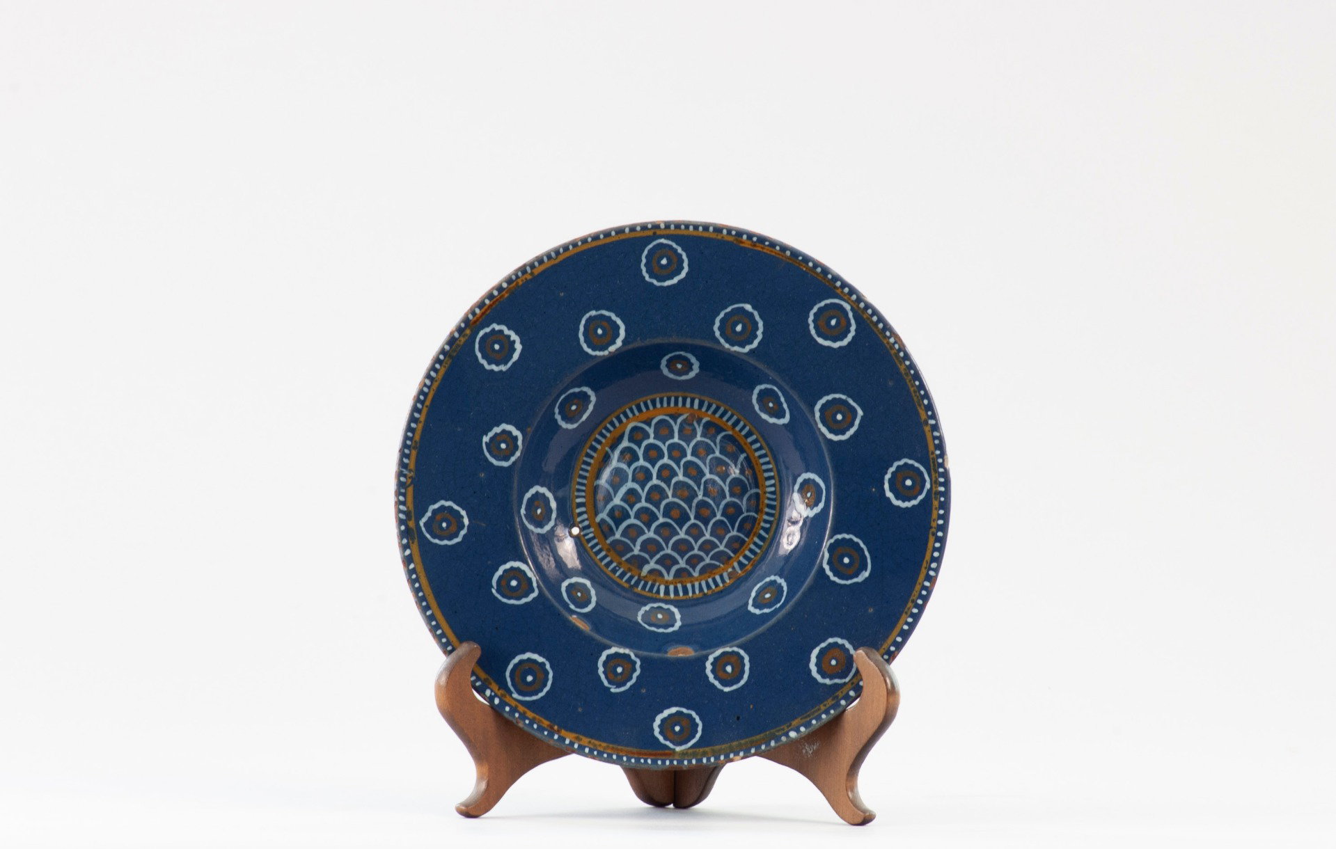 Castelli d’Abruzzo (XVI Secolo), Piatto blu con decori a squame e medaglioni ad imitazione Iznik, maiolica policroma